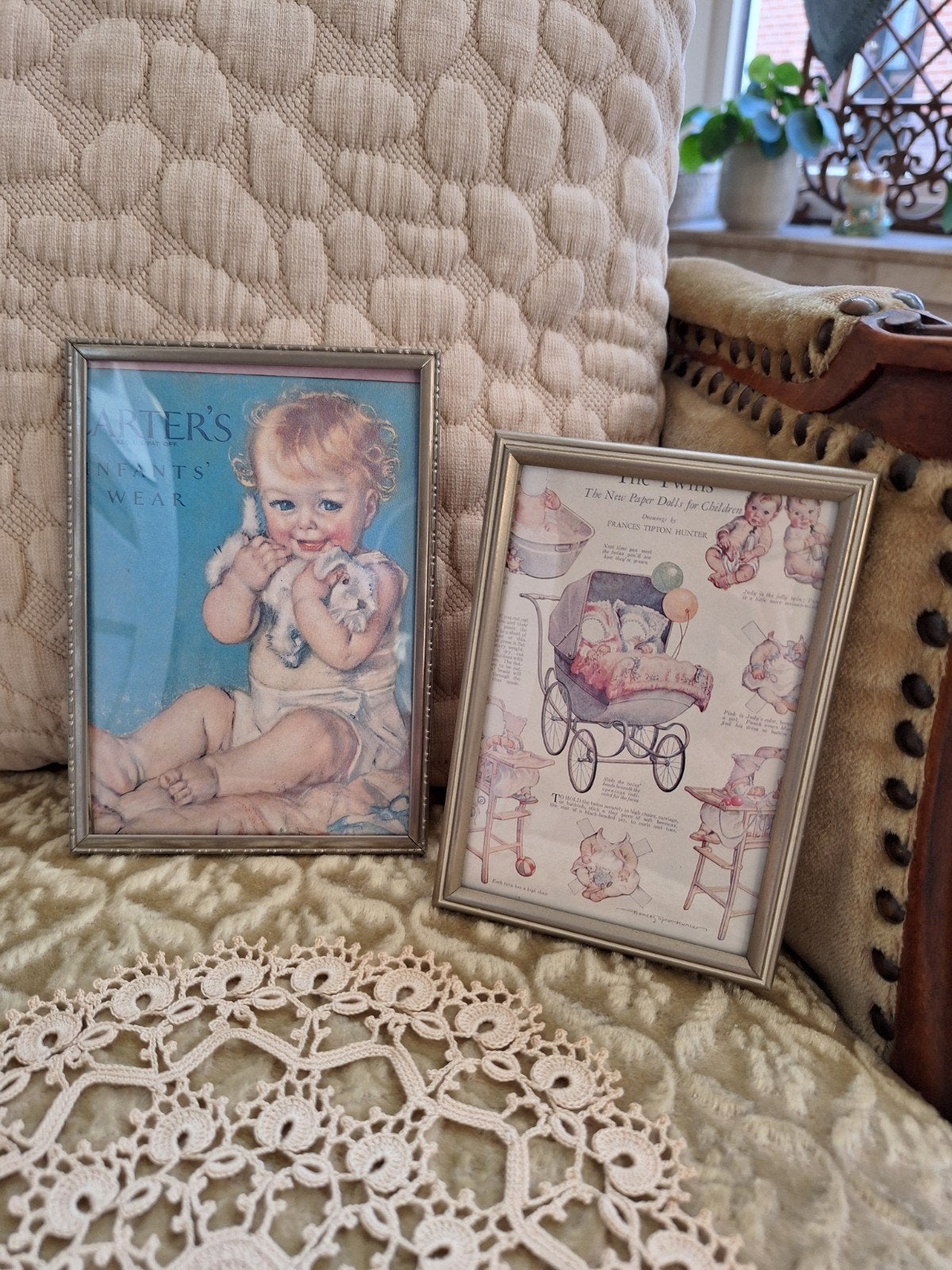 2 Brocante Fotolijstjes met Bol Glas ** Mimosa **, Antiek en Kunst, Ophalen of Verzenden